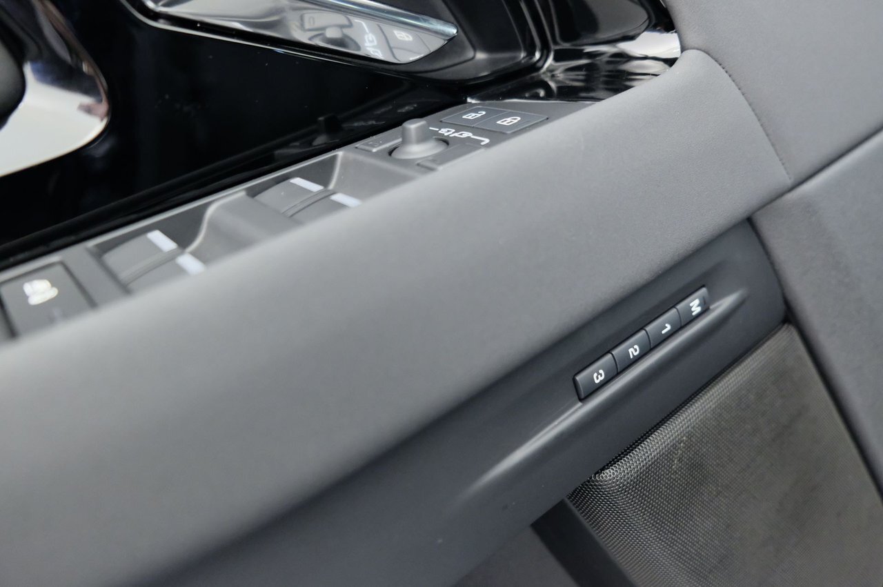 1000038649 uf90 In0 UQW3 Aq Z0 R